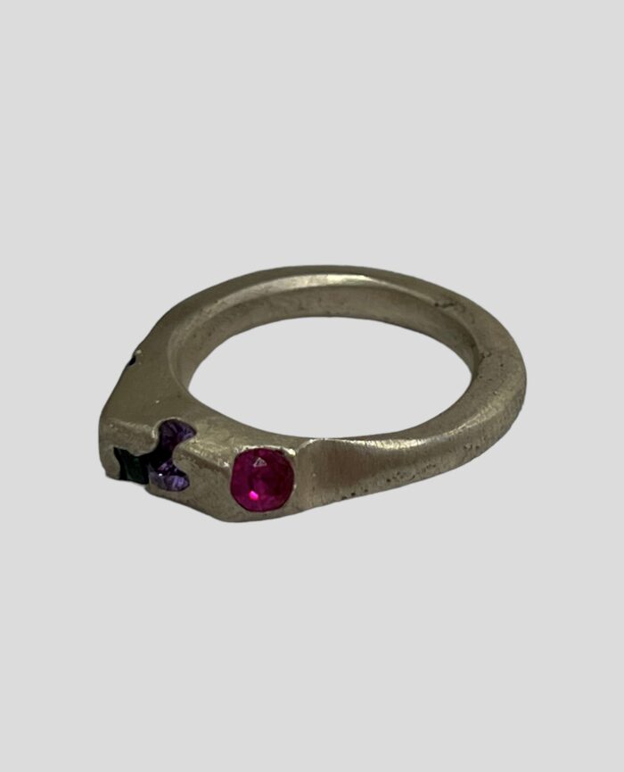 Χειροποίητο δαχτυλίδι κατασκευασμένο από ασήμι 925 με πολύχρωμα ζιρκόνια υψηλής ποιότητας. Το κόσμημα έχει ματ φινίρισμα.