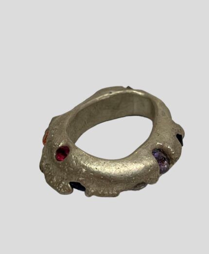 Χειροποίητο δαχτυλίδι κατασκευασμένο από ασήμι 925 με πολύχρωμα ζιρκόνια υψηλής ποιότητας. Το κόσμημα έχει οβάλ σχήμα και προτείνεται για chevalier. Ματ φινίρισμα.